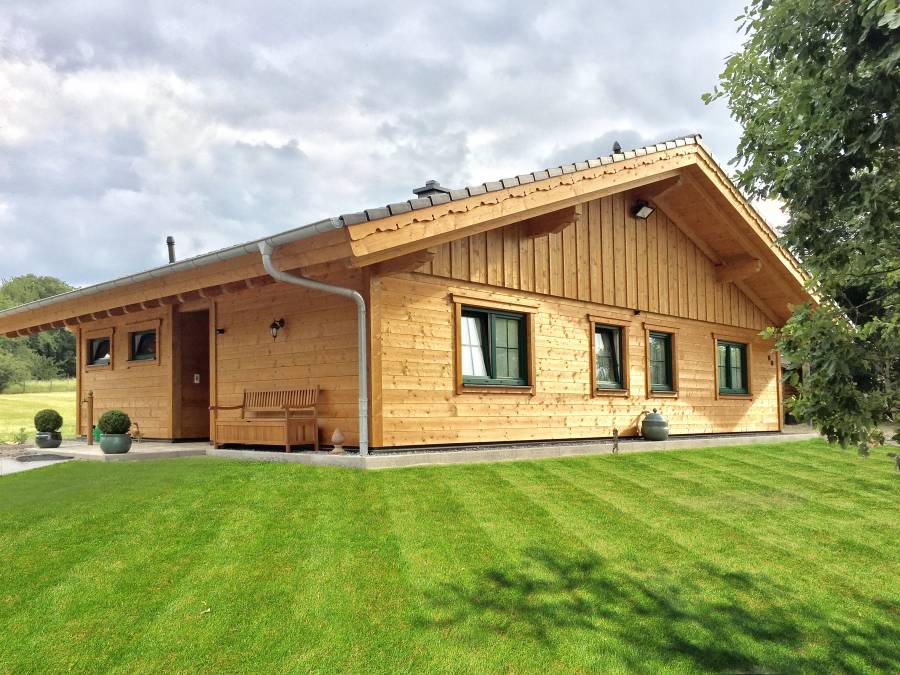 "Haus Chiemsee" - klassisches Holzhausbau-Design | Tirolia – Holzhausbau mit Leidenschaft | Holz Design Häuser - Musterhaus und Vertriebszentrum | Tirolia GmbH | Tiroliaweg 1 | 54597 Seiwerath