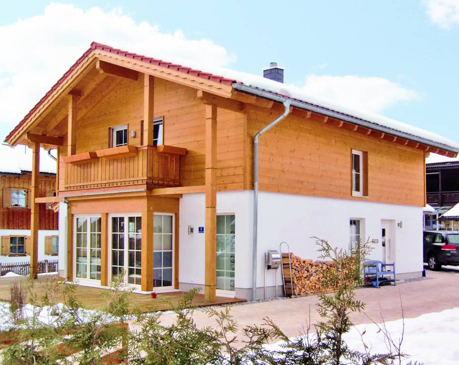 "Haus Oberammergau" - klassisches Holzhausbau-Design | Tirolia – Holzhausbau mit Leidenschaft | Holz Design Häuser - Musterhaus und Vertriebszentrum | Tirolia GmbH | Tiroliaweg 1 | 54597 Seiwerath