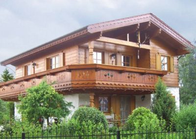 "Haus Süd-Tirol" - klassisches Holzhausbau-Design | Tirolia – Holzhausbau mit Leidenschaft | Holz Design Häuser - Musterhaus und Vertriebszentrum | Tirolia GmbH | Tiroliaweg 1 | 54597 Seiwerath