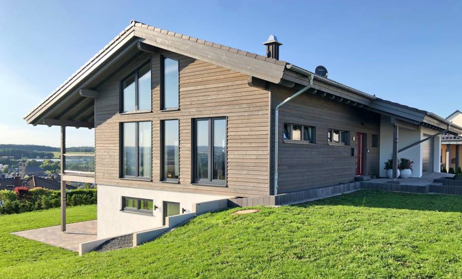 "Haus Vulkanblick" - modernes Holzhausbau-Design | Tirolia – Holzhausbau mit Leidenschaft | Holz Design Häuser - Musterhaus und Vertriebszentrum | Tirolia GmbH | Tiroliaweg 1 | 54597 Seiwerath